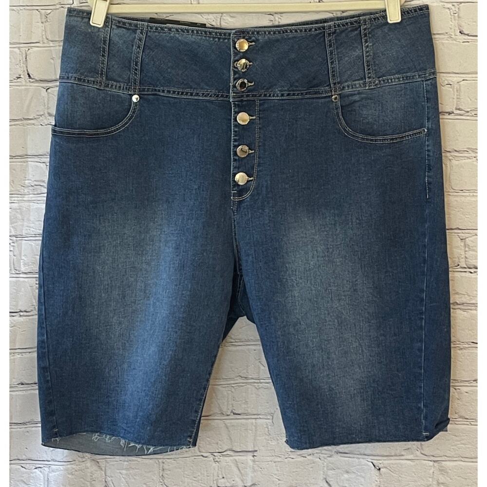 NEW City Chic Women’s Harley Corset Denim Shorts (Size 22)